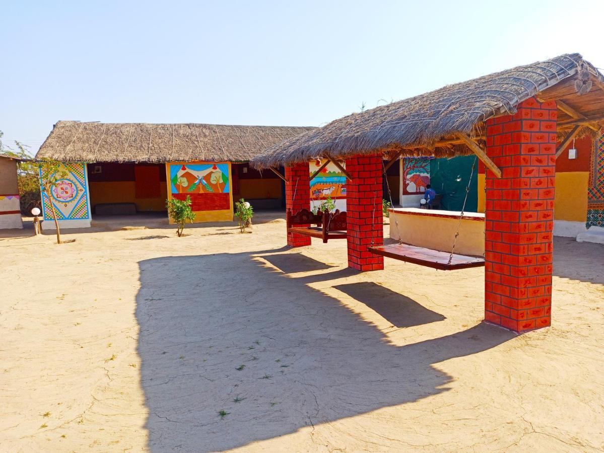 Kutir Craft Village Resort Bherandiāla Exteriör bild