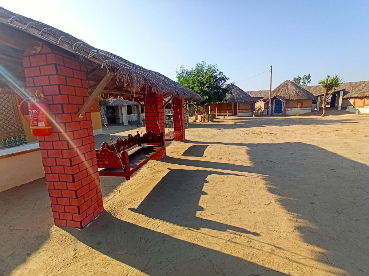 Kutir Craft Village Resort Bherandiāla Exteriör bild