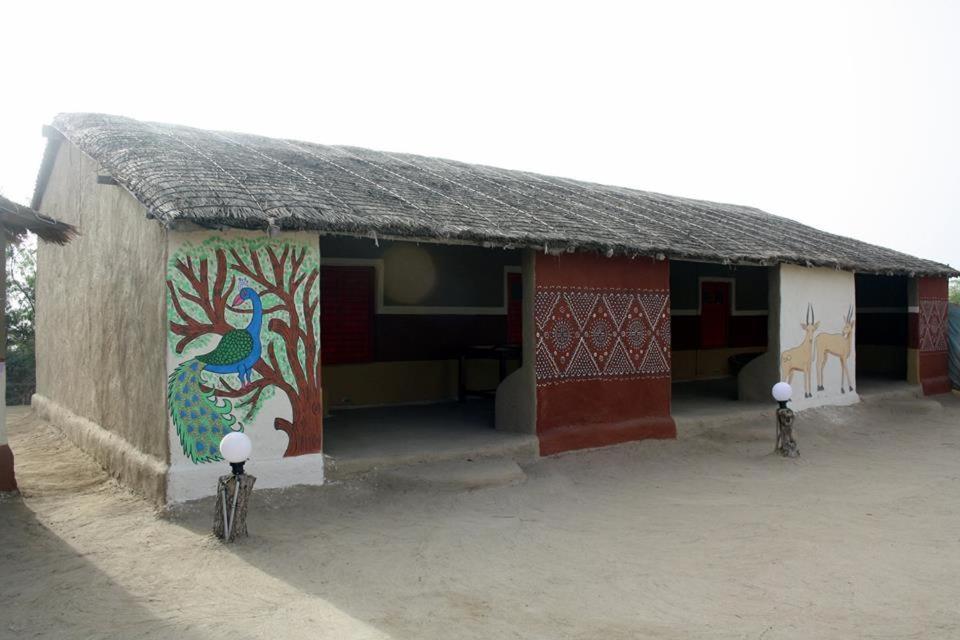 Kutir Craft Village Resort Bherandiāla Exteriör bild