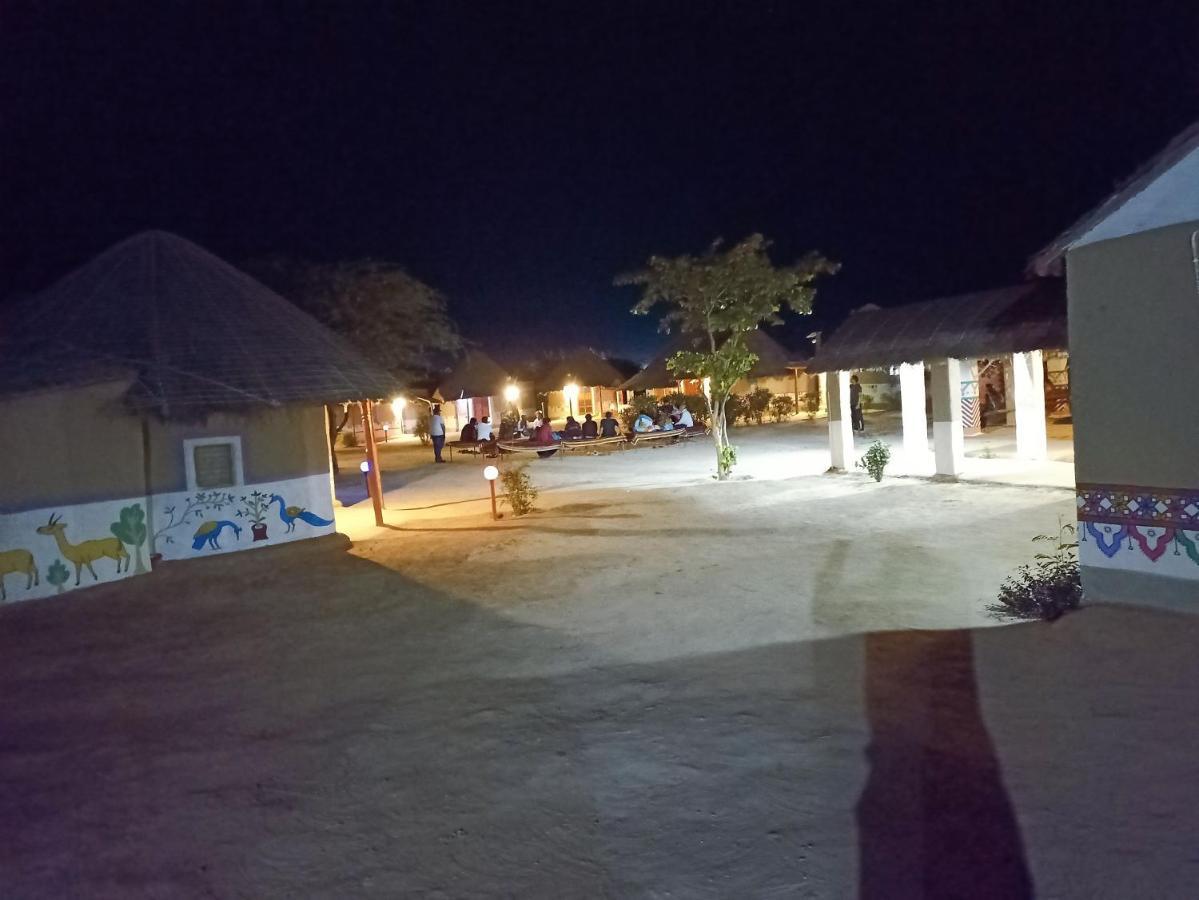 Kutir Craft Village Resort Bherandiāla Exteriör bild