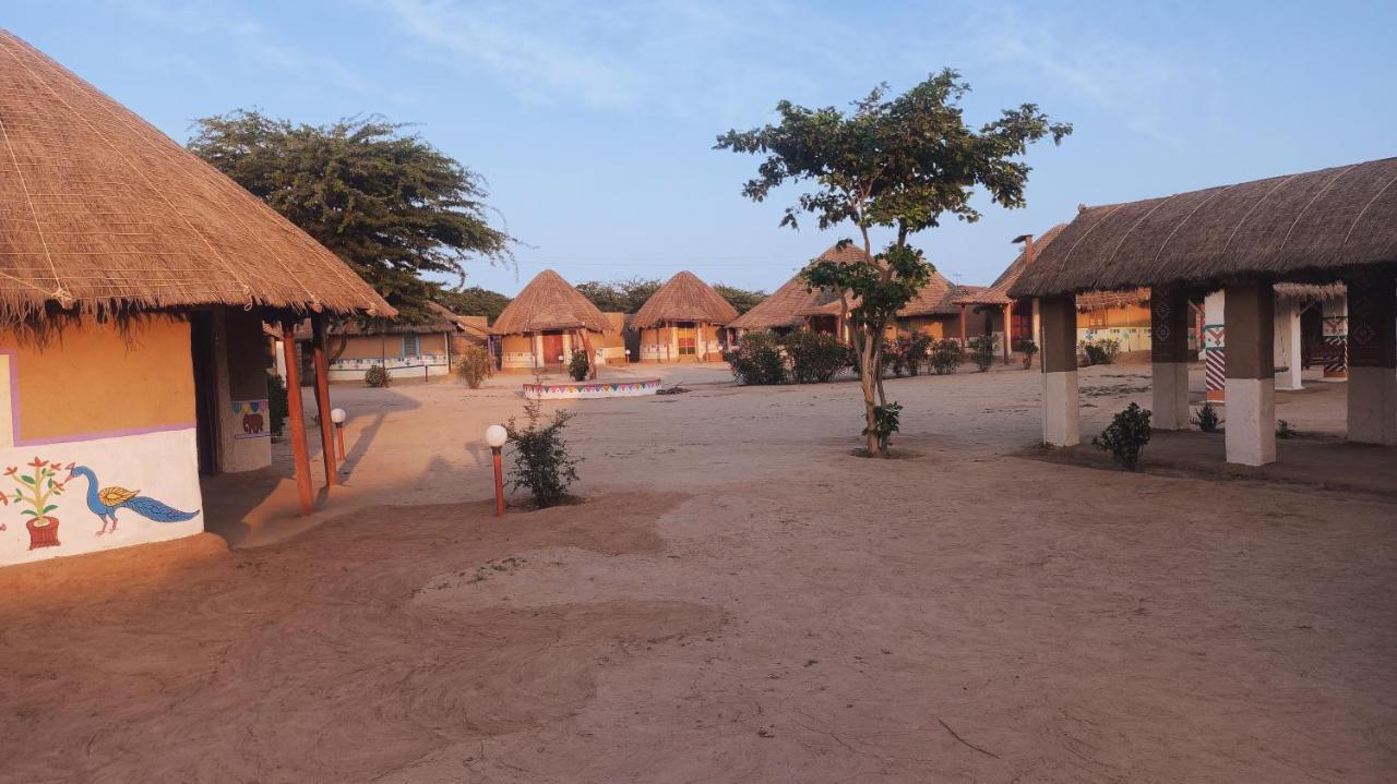 Kutir Craft Village Resort Bherandiāla Exteriör bild