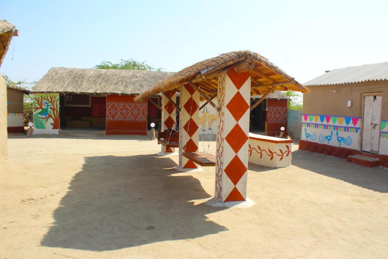 Kutir Craft Village Resort Bherandiāla Exteriör bild